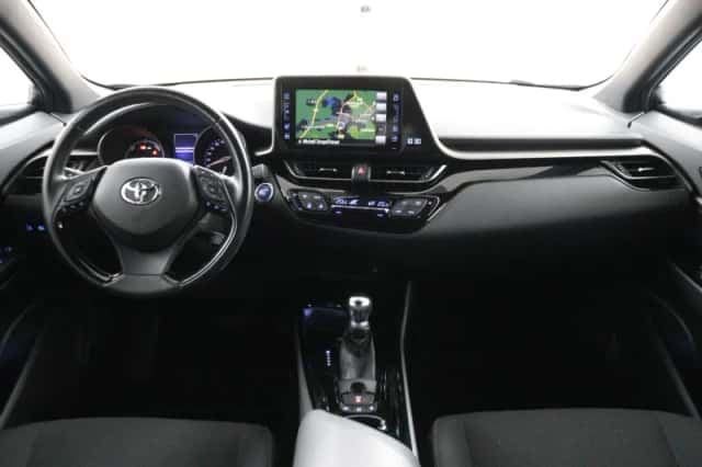 Toyota C-HR (2018) thumbnail 4