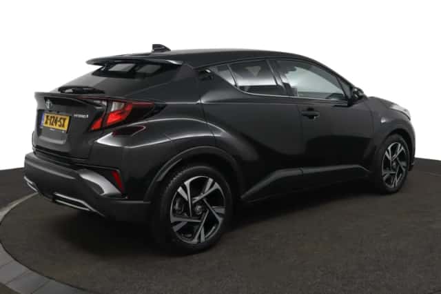 Toyota C-HR (2022) thumbnail 2