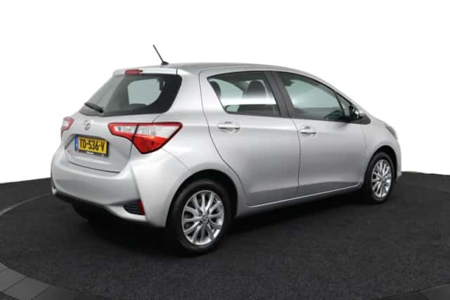 Toyota Yaris (2017) thumbnail 2