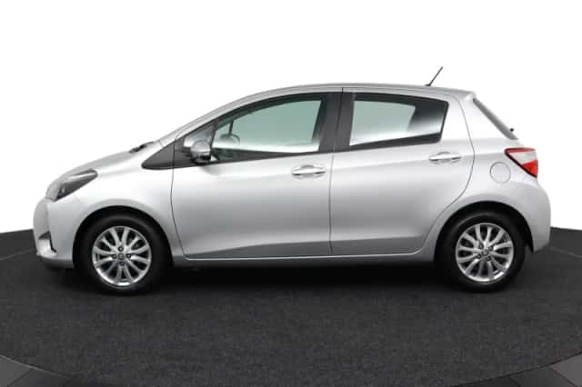 Toyota Yaris (2017) thumbnail 3