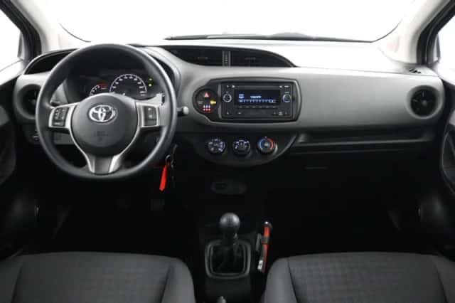 Toyota Yaris (2017) thumbnail 4