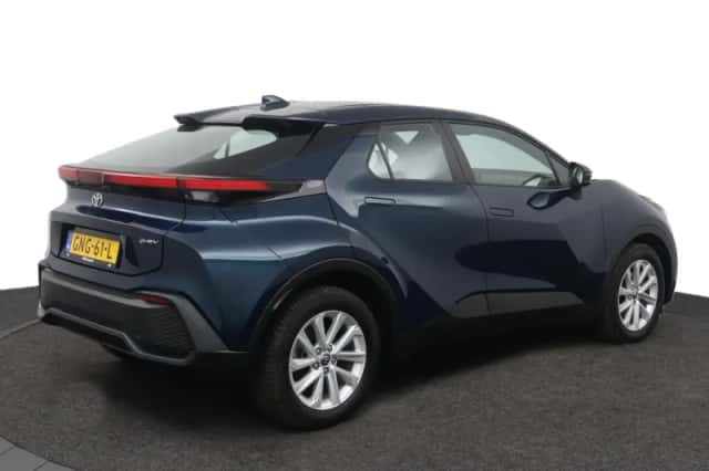 Toyota C-HR (2024) thumbnail 2