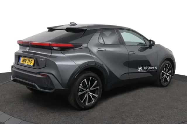 Toyota C-HR (2025) thumbnail 2