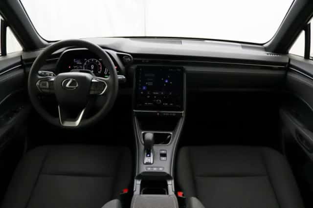 Lexus LBX (2024) thumbnail 4