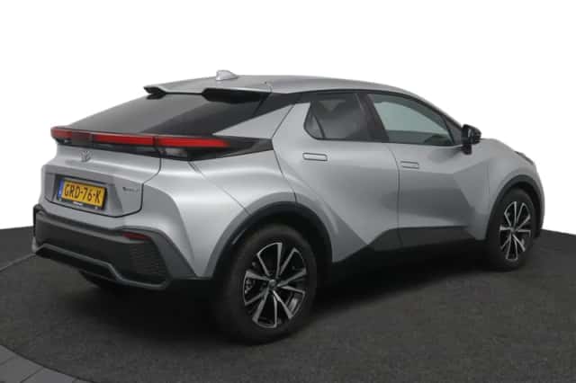Toyota C-HR (2024) thumbnail 2