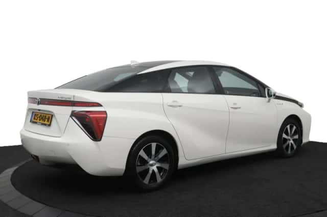 Toyota Mirai (2016) thumbnail 2