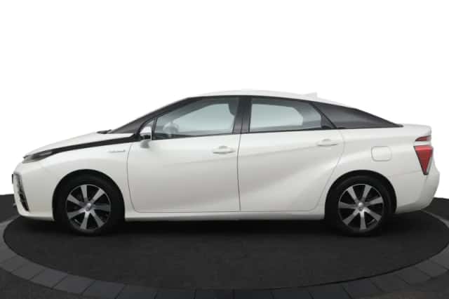 Toyota Mirai (2016) thumbnail 3
