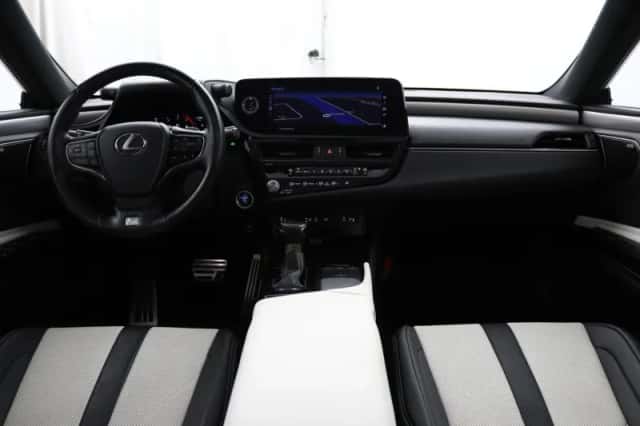 Lexus ES (2022) thumbnail 4