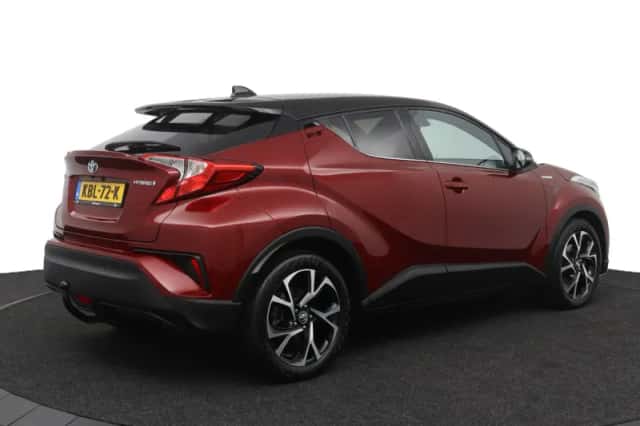 Toyota C-HR (2018) thumbnail 2