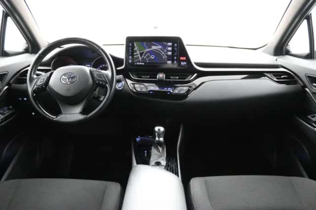 Toyota C-HR (2018) thumbnail 4