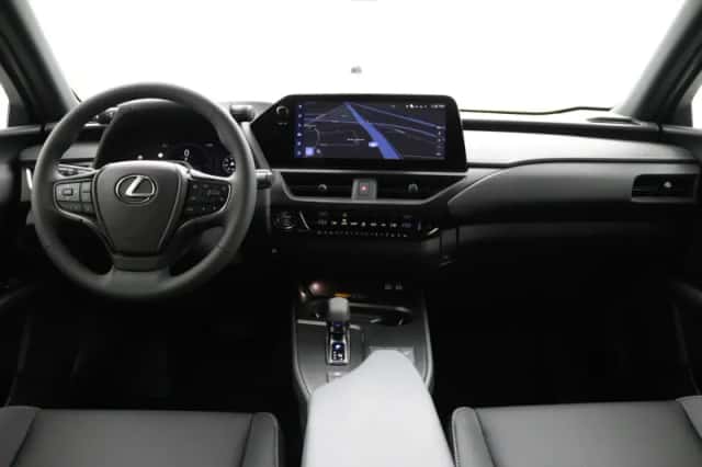 Lexus UX (2026) thumbnail 4