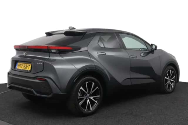 Toyota C-HR (2025) thumbnail 2