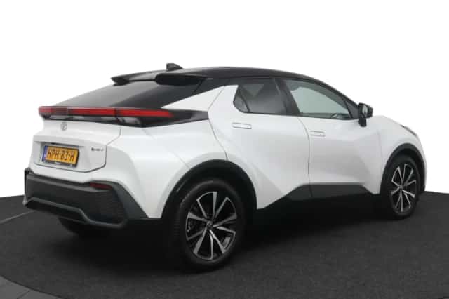 Toyota C-HR (2025) thumbnail 2