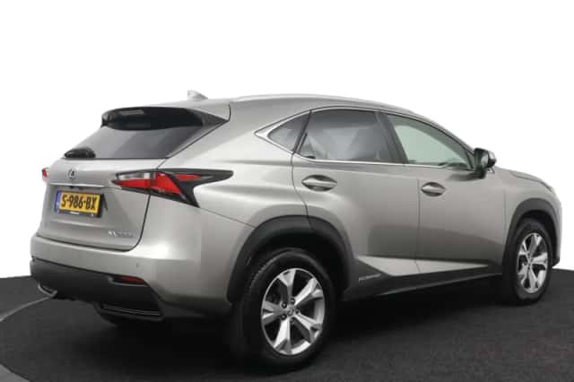 Lexus NX (2016) thumbnail 2