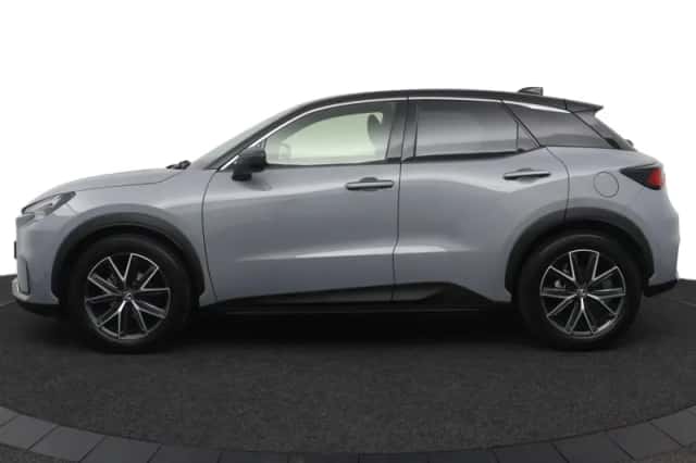 Lexus LBX (2024) thumbnail 3