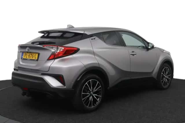 Toyota C-HR (2017) thumbnail 2