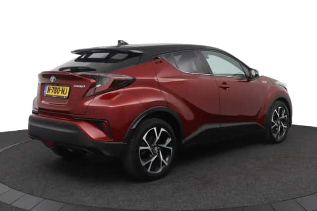 Toyota C-HR (2018) thumbnail 2