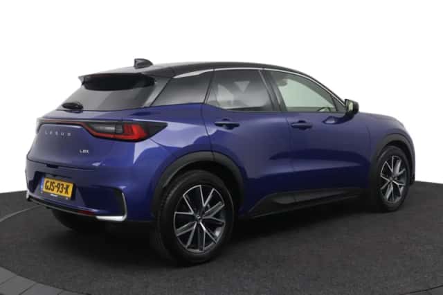 Lexus LBX (2024) thumbnail 2