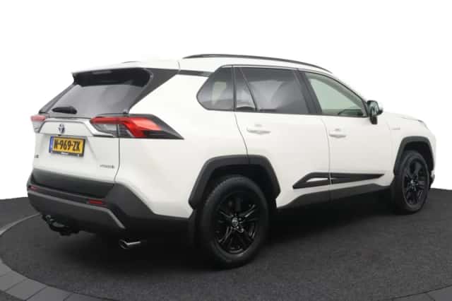 Toyota RAV4 (2021) thumbnail 2
