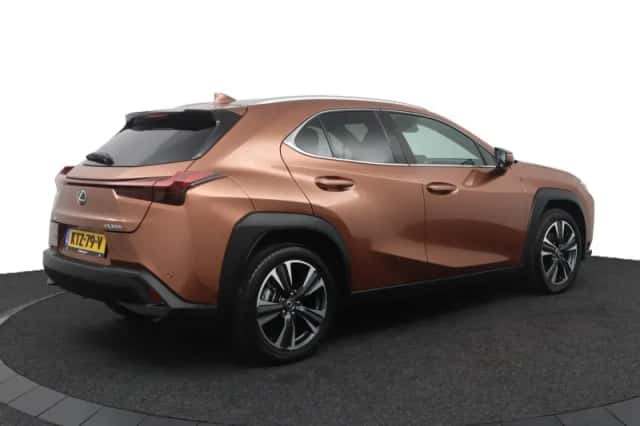 Lexus UX (2024) thumbnail 2