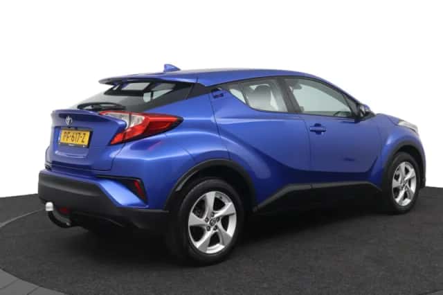 Toyota C-HR (2017) thumbnail 2
