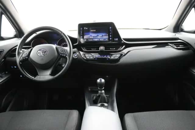 Toyota C-HR (2017) thumbnail 4