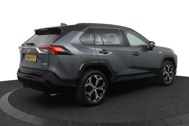 Toyota RAV4 (2021) thumbnail 2