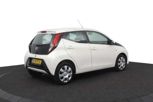 Toyota Aygo (2021) thumbnail 2