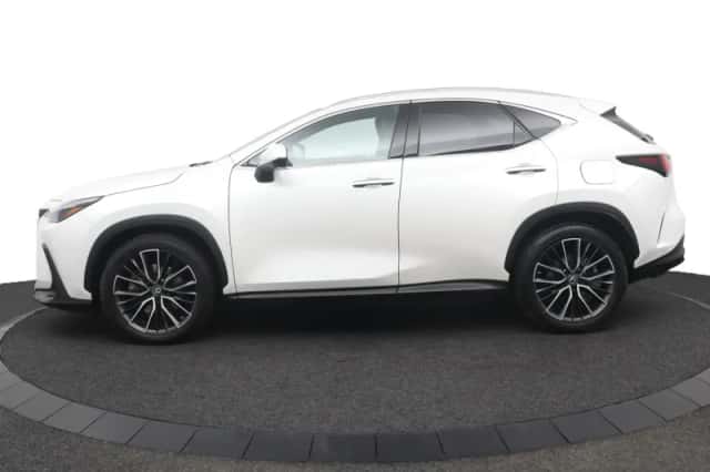Lexus NX (2022) thumbnail 3