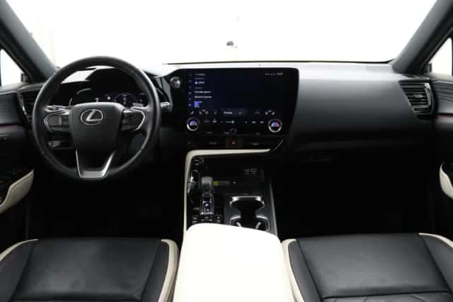 Lexus NX (2022) thumbnail 4