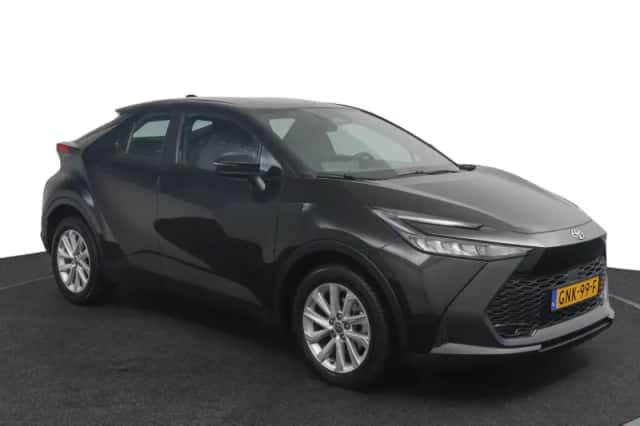 Toyota C-HR (2024) thumbnail 2