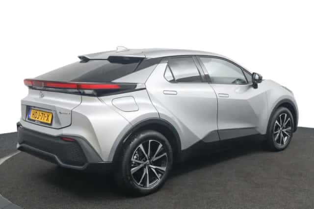 Toyota C-HR (2025) thumbnail 2
