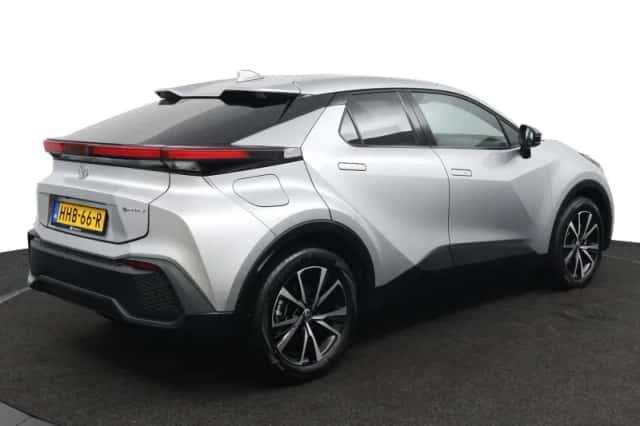 Toyota C-HR (2025) thumbnail 2