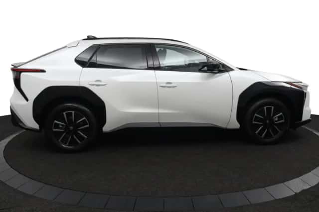 Toyota bZ4X (2026) thumbnail 6
