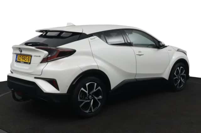 Toyota C-HR (2019) thumbnail 2