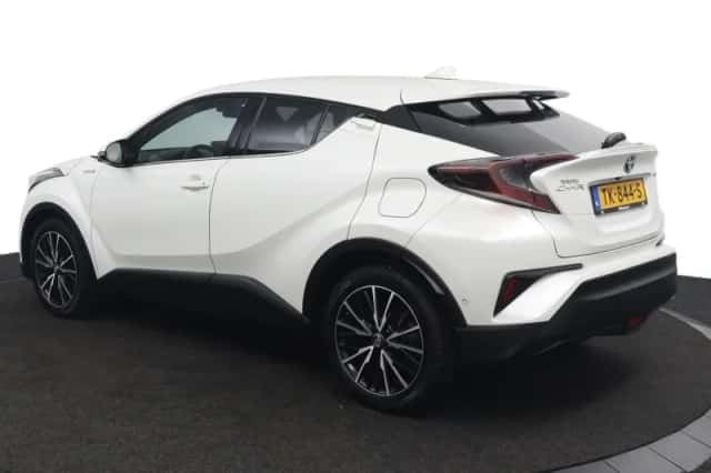 Toyota C-HR (2018) thumbnail 4