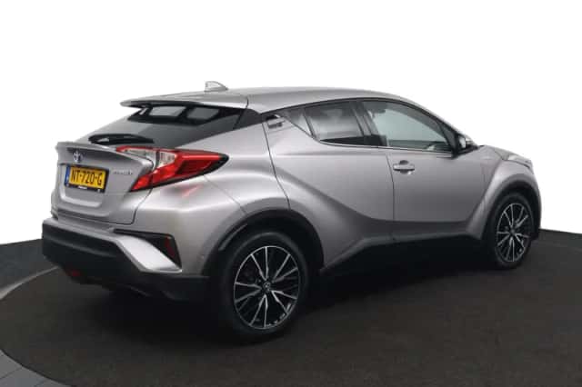 Toyota C-HR (2017) thumbnail 2