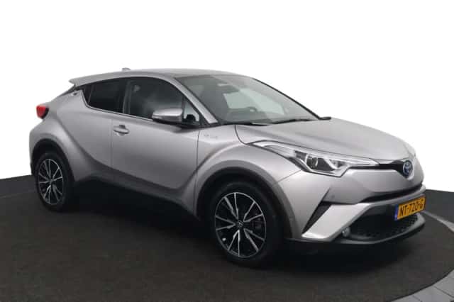 Toyota C-HR (2017) thumbnail 3