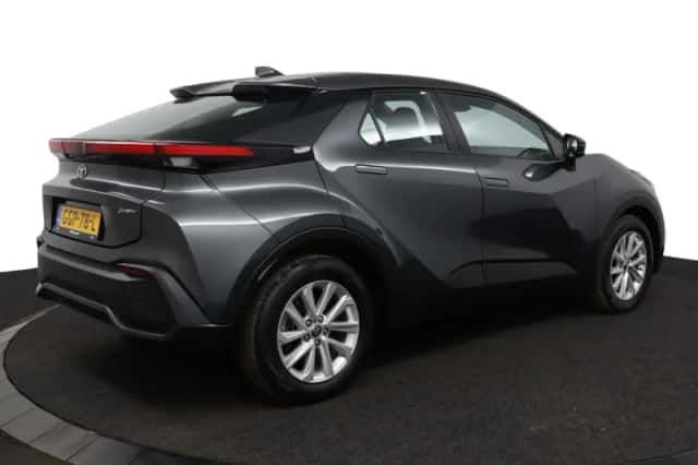 Toyota C-HR (2024) thumbnail 2