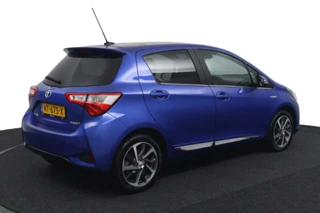 Toyota Yaris (2017) thumbnail 2