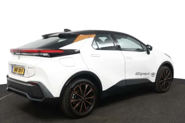 Toyota C-HR (2025) thumbnail 2