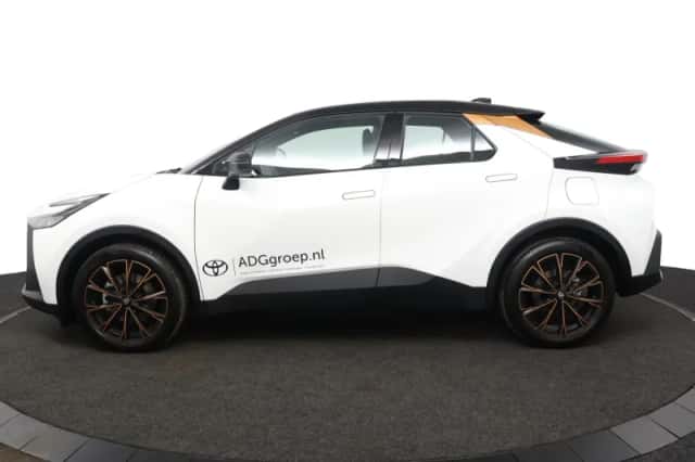 Toyota C-HR (2025) thumbnail 3