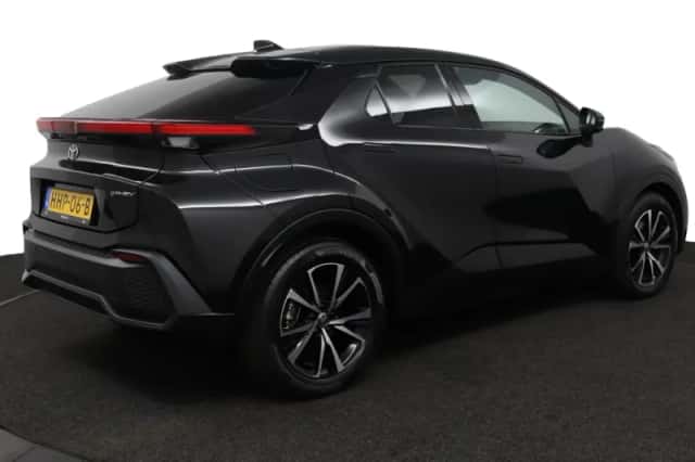 Toyota C-HR (2025) thumbnail 2
