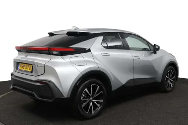 Toyota C-HR (2025) thumbnail 2