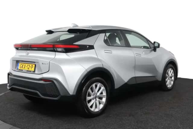 Toyota C-HR (2024) thumbnail 2
