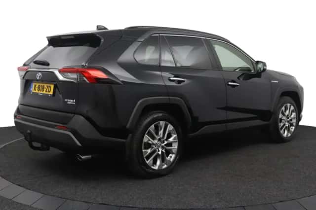 Toyota RAV4 (2021) thumbnail 2