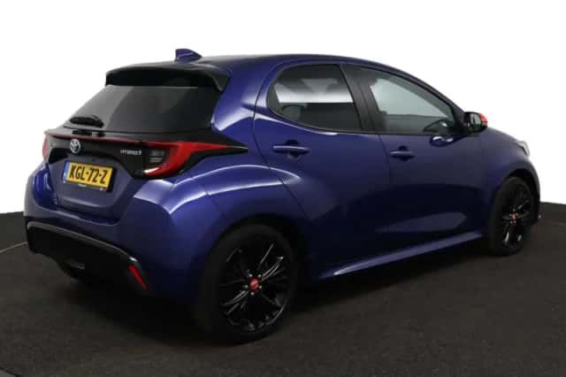 Toyota Yaris (2022) thumbnail 2