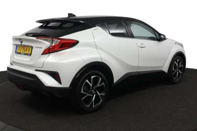 Toyota C-HR (2017) thumbnail 2