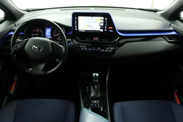 Toyota C-HR (2017) thumbnail 4