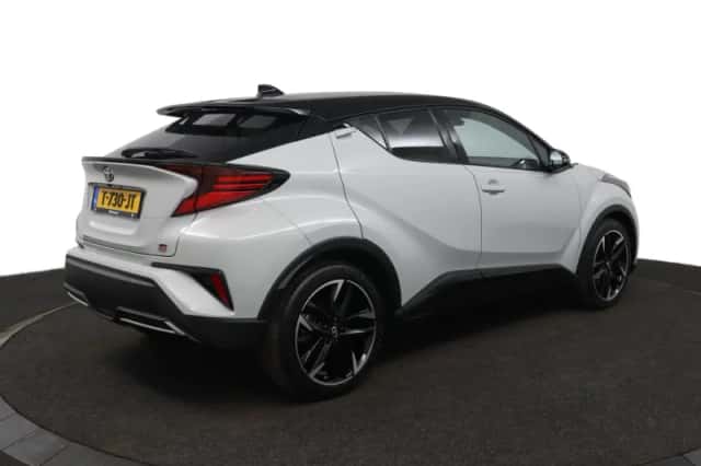 Toyota C-HR (2023) thumbnail 2